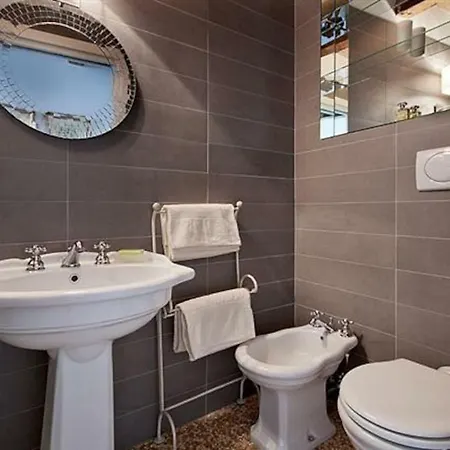 Loft Overlooking The Grand Canal דירה
